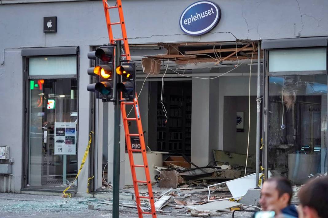 Raydan çıkan tramvay Apple Store'a girdi! Film sahnelerini aratmayan kareler 4